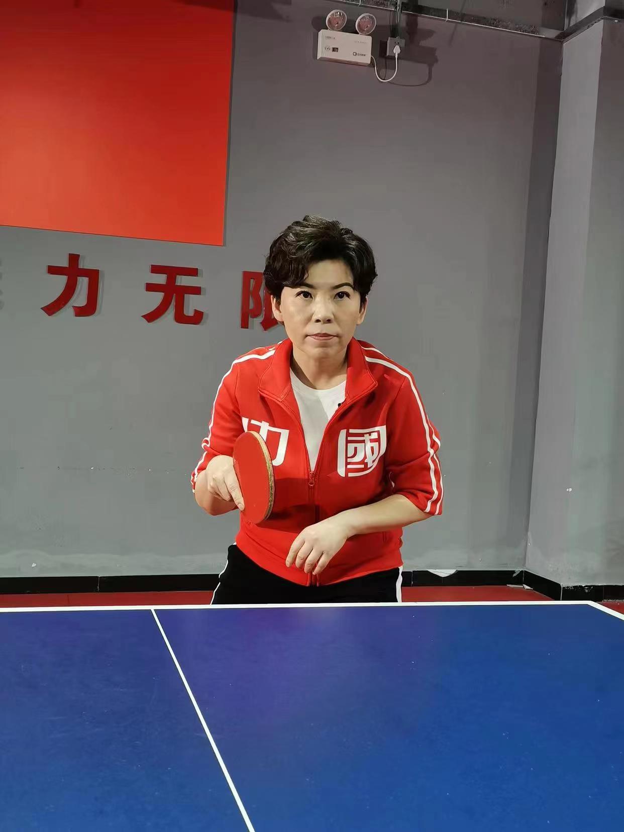 邓亚萍没有想到自己会因为身高在乒乓球这条路上摔跟头,但她骨子里又