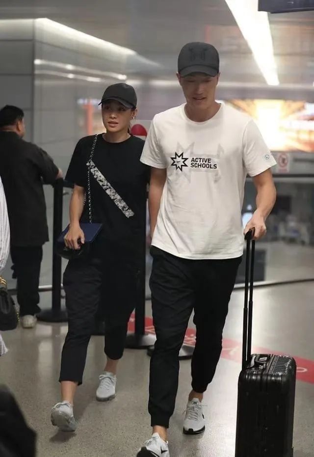 刘翔老婆真不简单，烂大街也穿出超模感，结婚6年仍牵手羡煞旁人