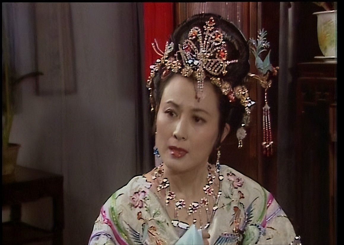 艺术家向梅：与丈夫恩爱一生对他有亏欠，儿子儿媳孝顺，晚年幸福