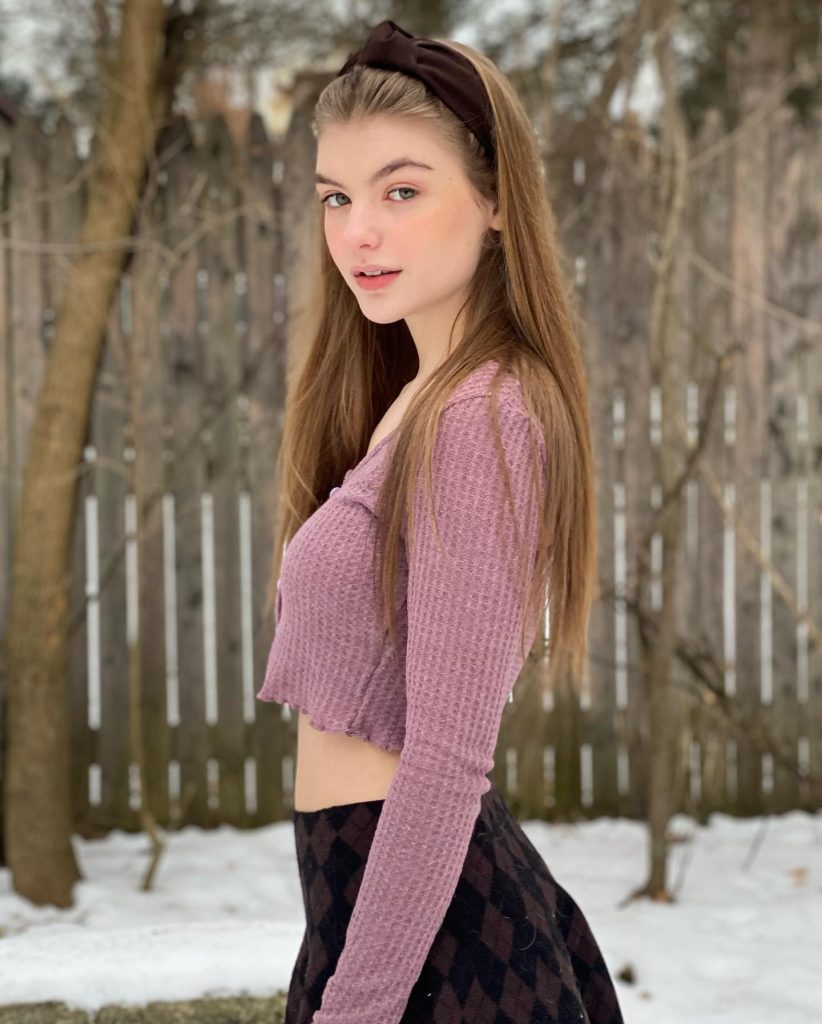 《壮志凌云》17岁女儿精致五官超抢镜，首映会上与阿汤哥亲密合影