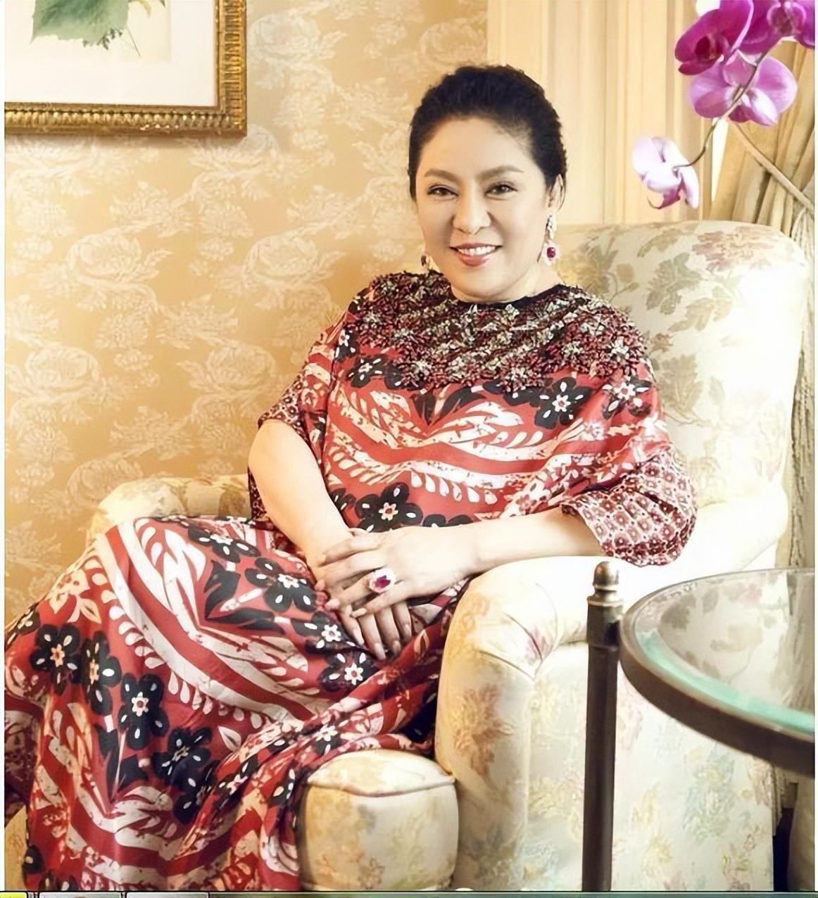 "向太"陈岚:戴75克拉巨钻,永远站c位,年轻时美貌不输关之琳