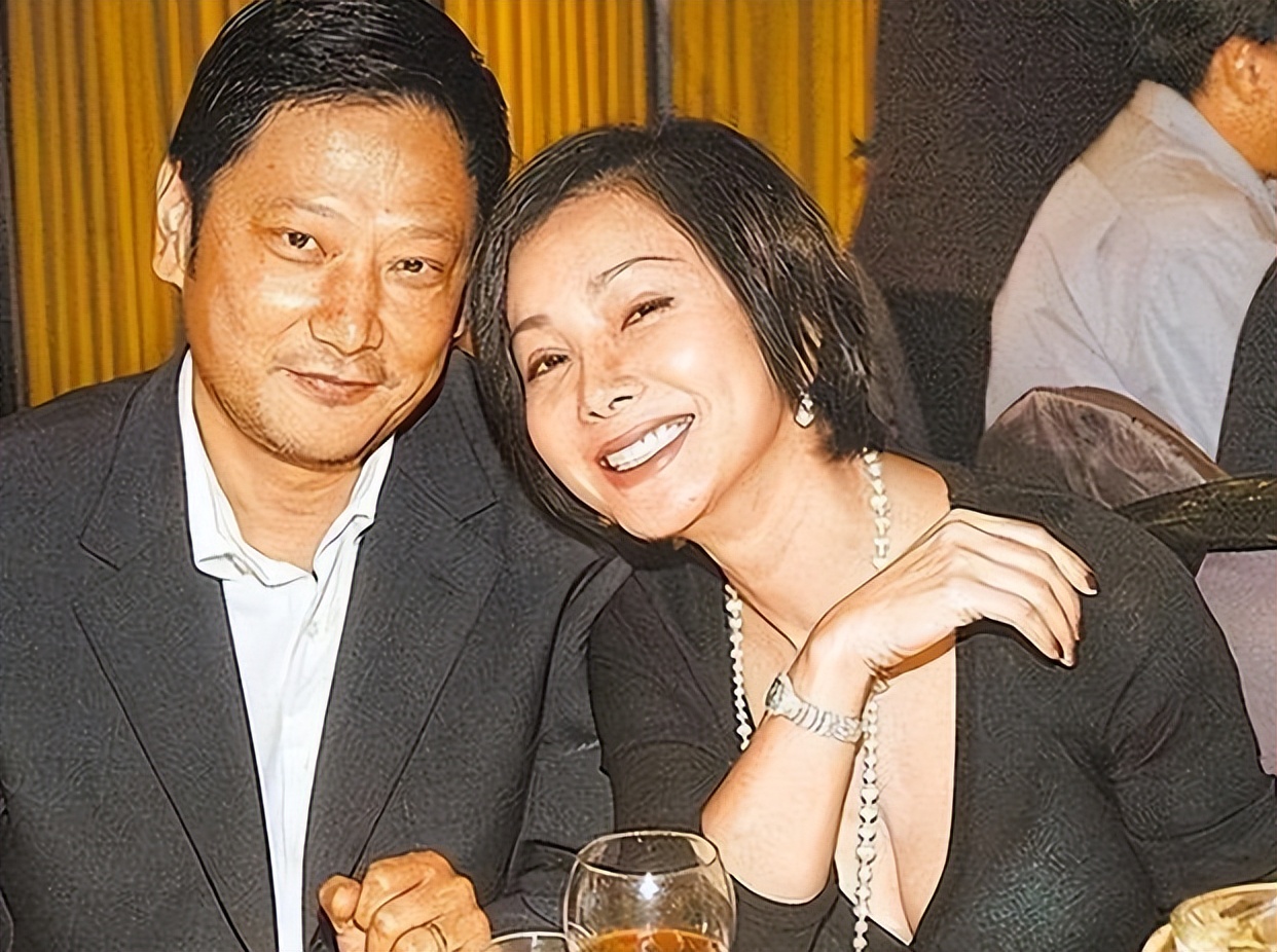 在这样的塑造下,徐福庆在陈美凤的心中成为了一个忧郁,伤感的文艺中年