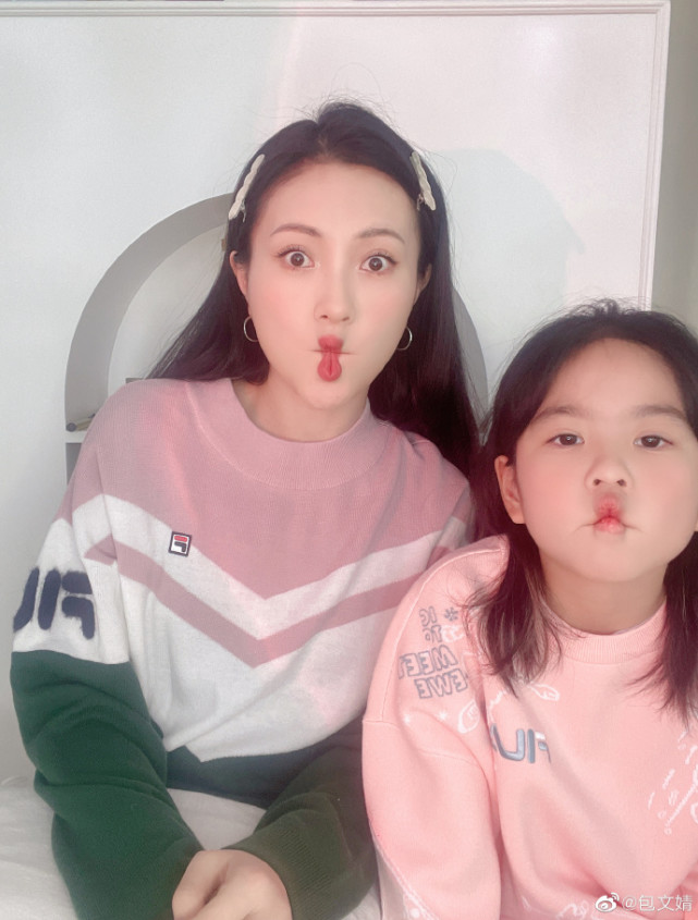 包文婧与女儿搞怪合拍，饺子花式凹造型星范足，妈妈成背景板