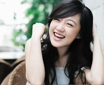 薛佳凝：气质甜美，温婉大方，优雅迷人
