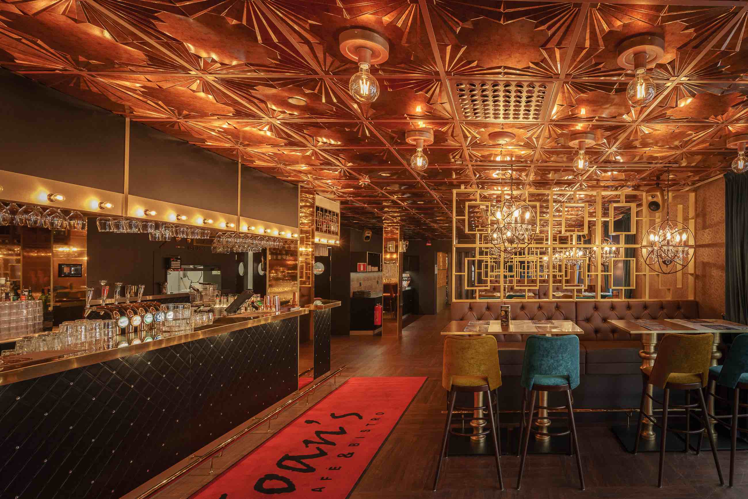 体验浮华时代中的动与静：Joan’s Café 餐厅与酒吧