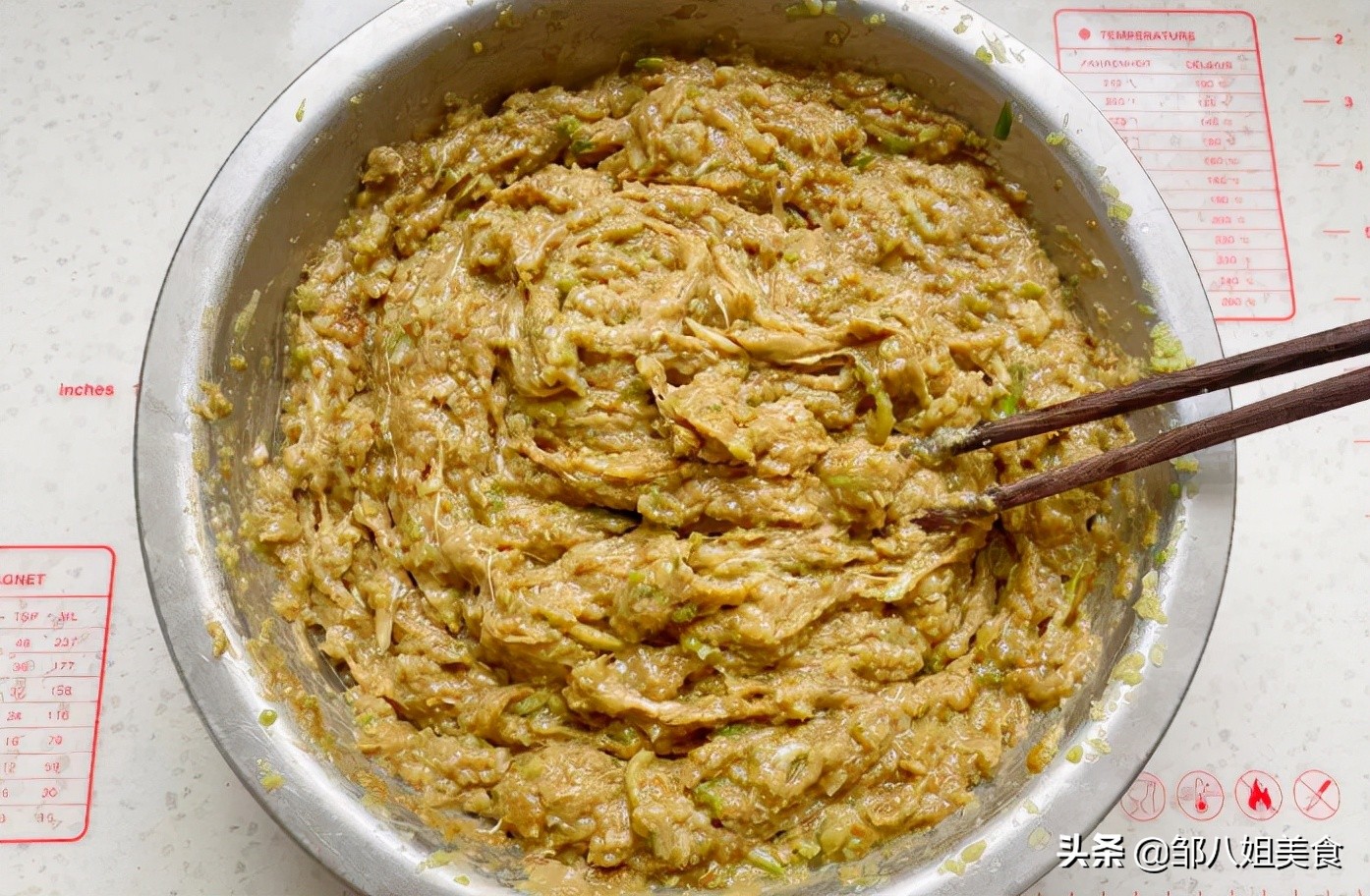 做萝卜猪肉馅包子，萝卜该怎么处理？教你一招，饱满多汁味道香
