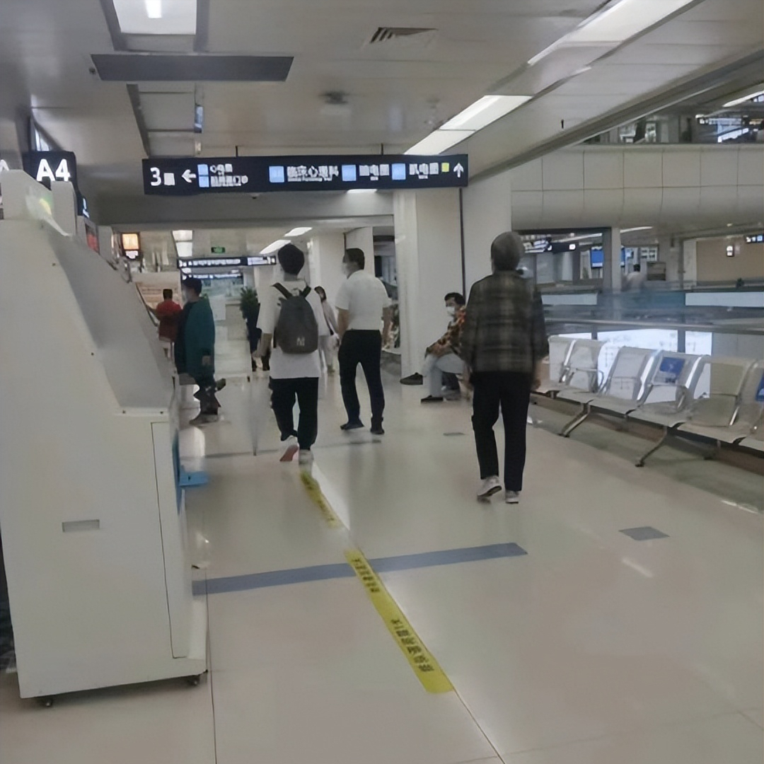 TF家族邓佳鑫看心理医生被偶遇，养成系成员疑似心理出现问题