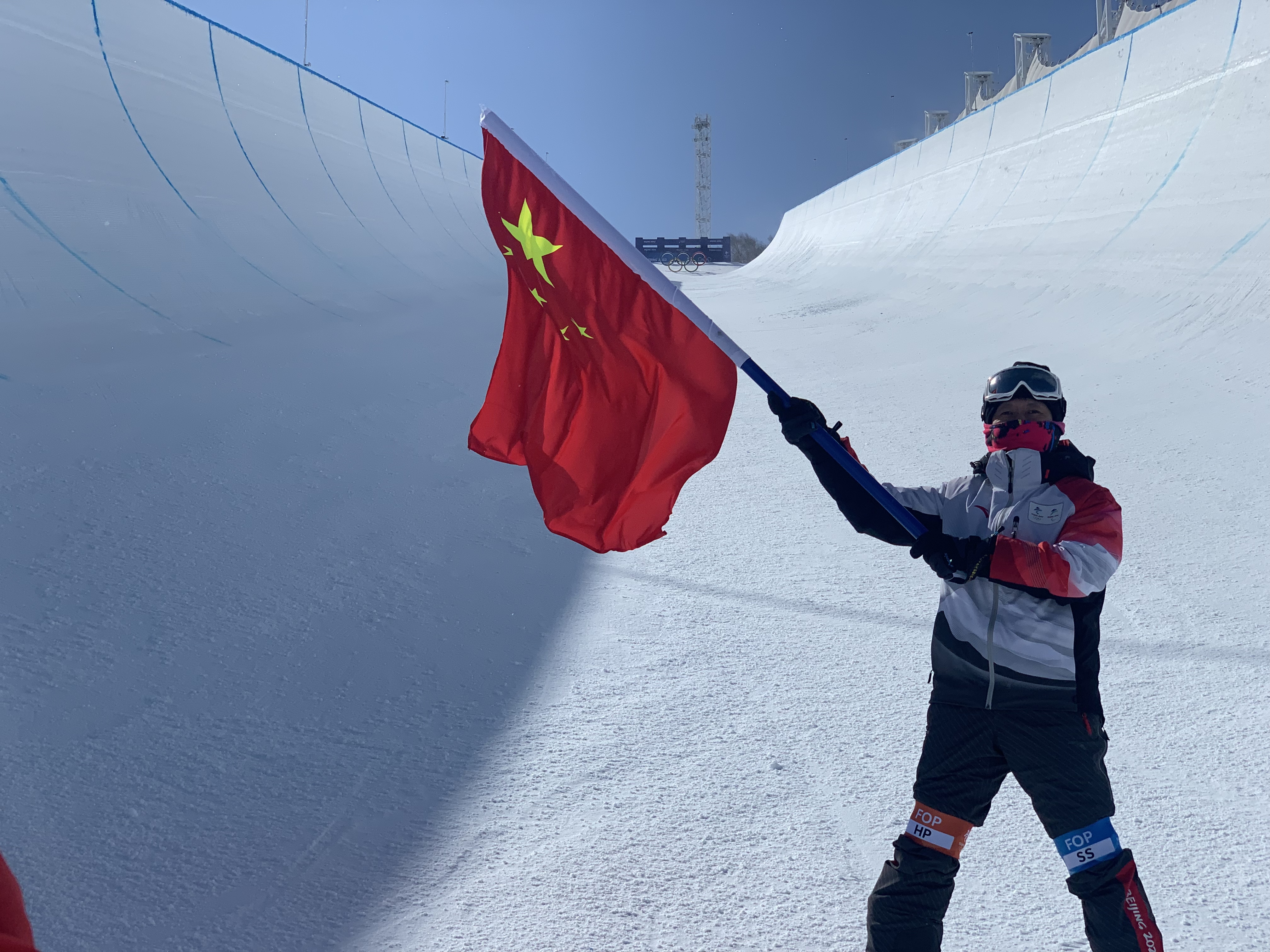 初上雪场，滑雪板选择单板还是双板好？冬奥裁判刘鑫为您解析