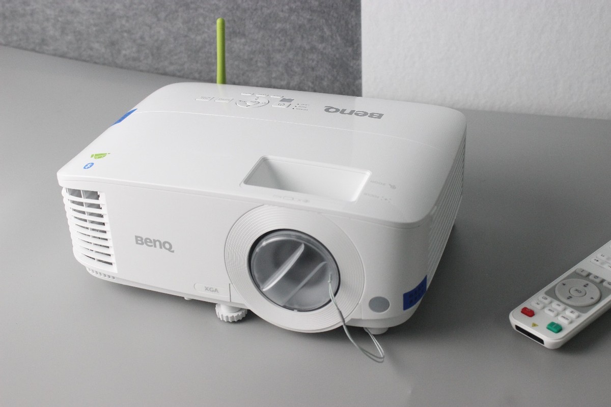 e投投影手机(明基e540智能投影机评测:投屏不关窗,高效率让工作更有