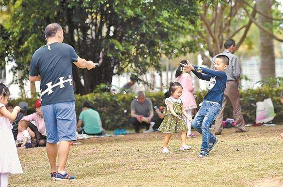 孩子在学校被欺负该“打回去”吗？父亲高情商反击，引家长称赞