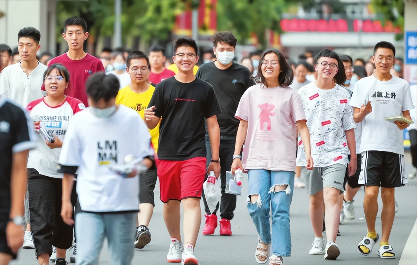 高考当天为啥不让穿校服，是防作弊还是什么原因？老师说出实话