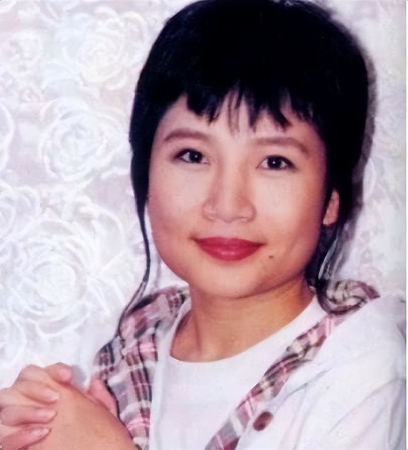 “一代歌后”李娜，巅峰时期力压韩红，为何削发为尼选择出家？