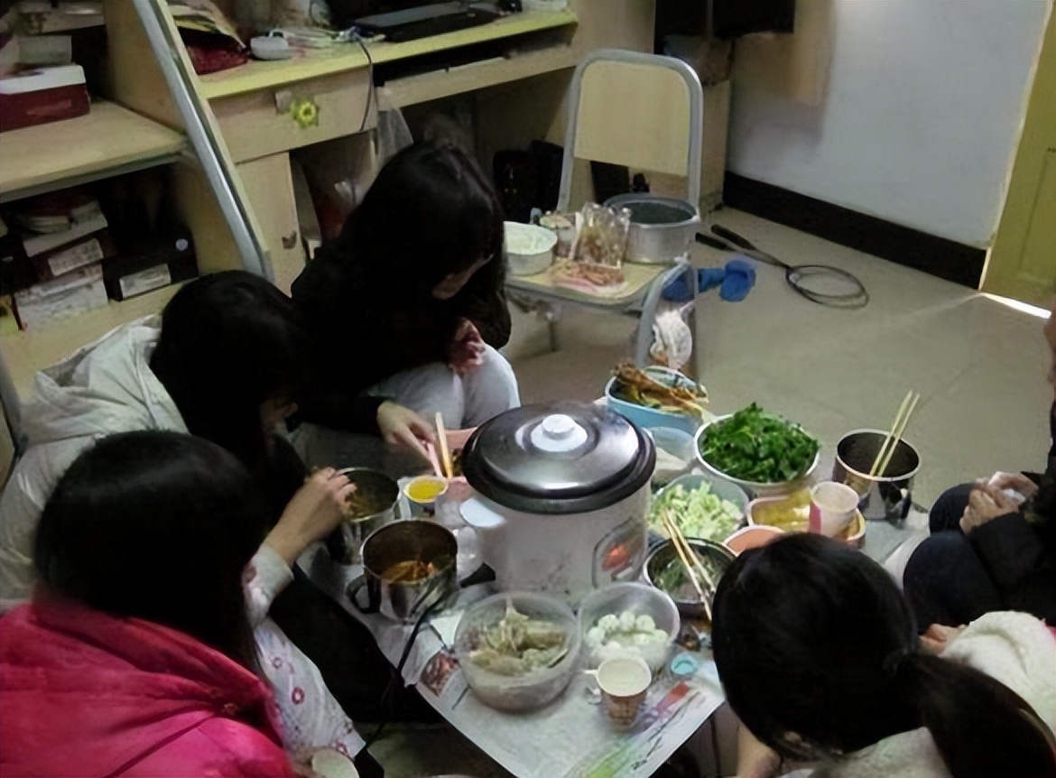 大学老师查寝就像开盲盒，违禁品层出不穷，男生寝室还有“水床”