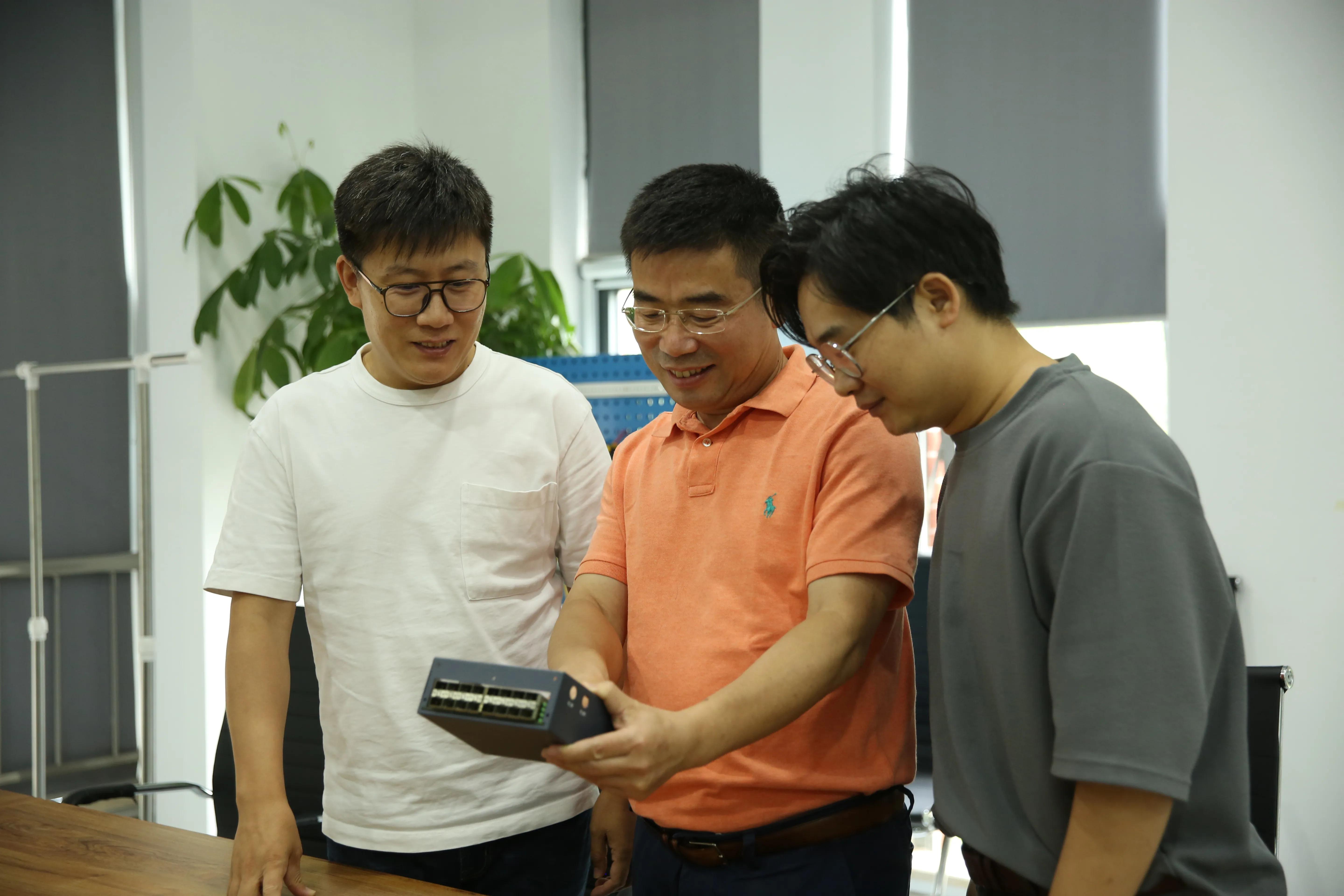 每秒30万公里的光速在他的黑科技面前为何只能跑“0.3米”