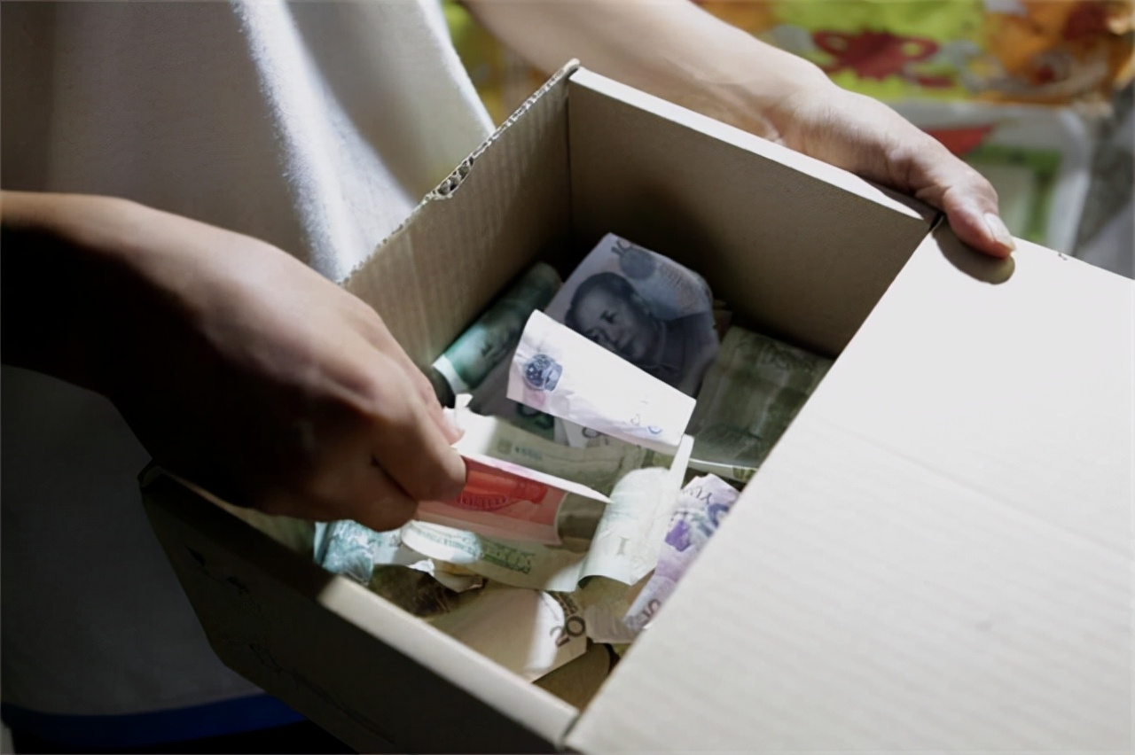 17岁农村女孩考上中山大学，为攒学费每天下地干活