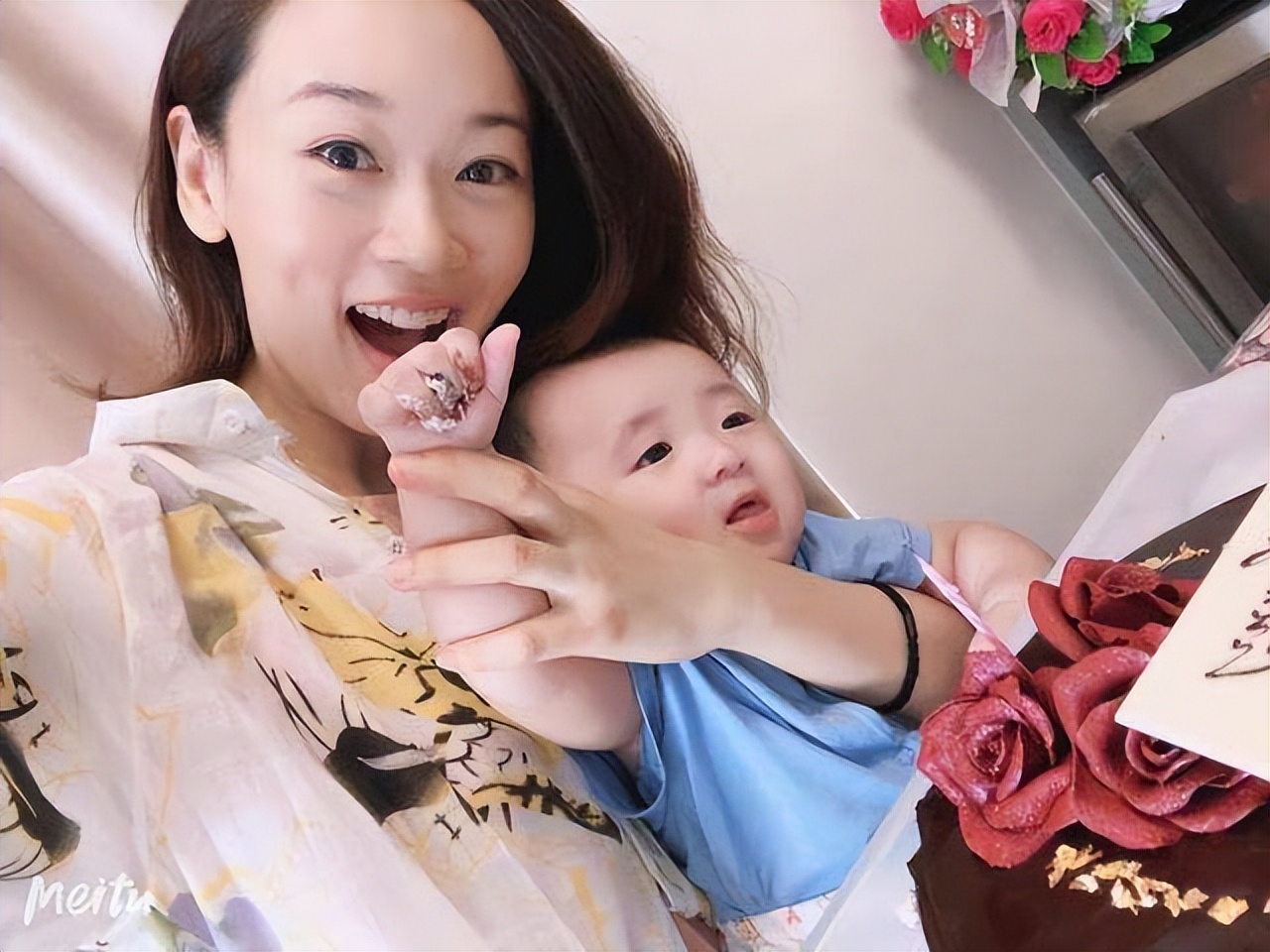 43岁港姐冠军晒学生妹造型，被嘲装嫩博关注，一对儿女生父成谜