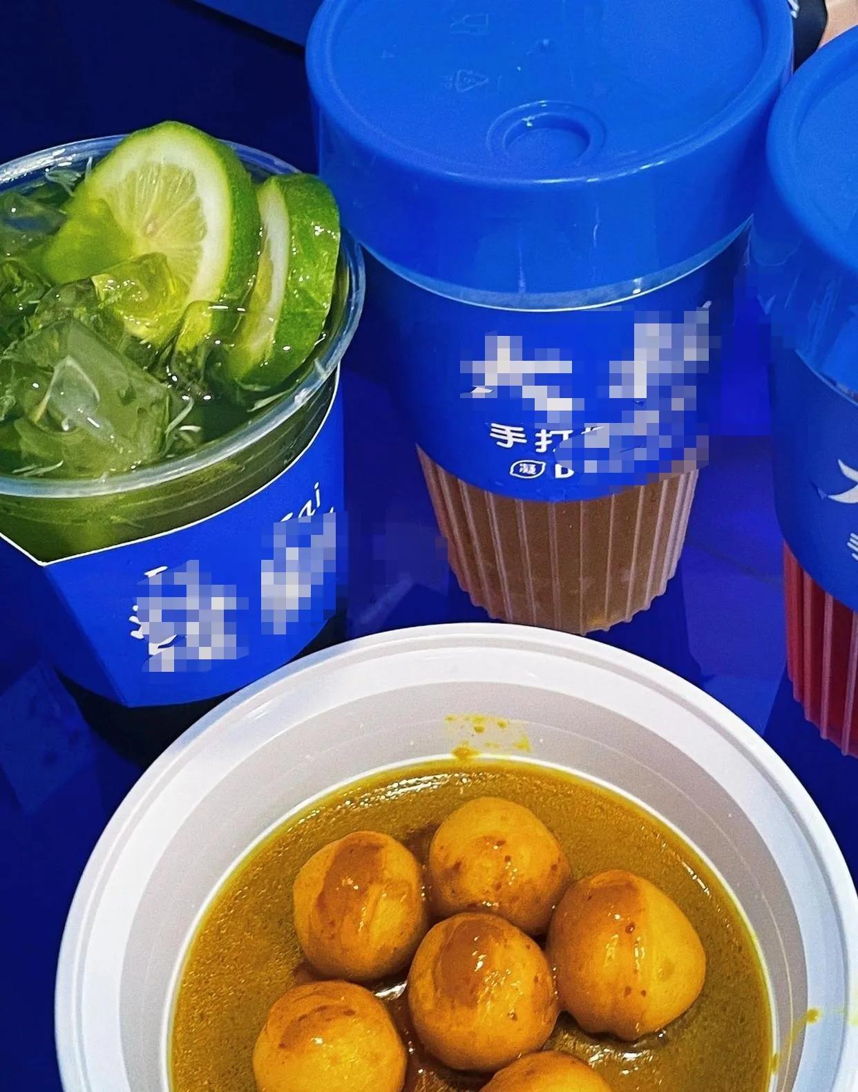 炎热夏天,喝点冰爽的冷饮小吃,惬意