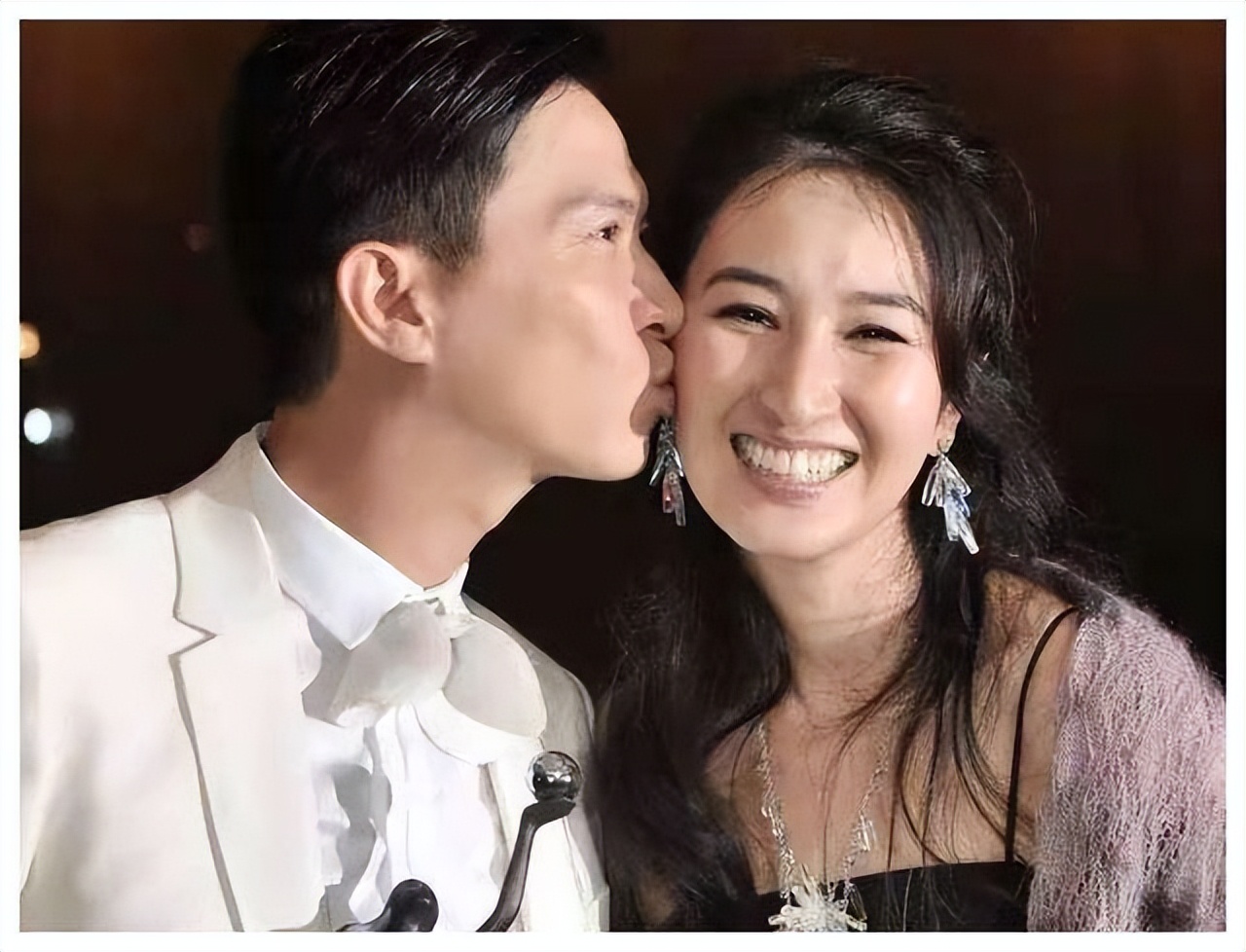 你不嫌我年少贫穷,我不负你一往情深,张家辉关咏荷经历了什么?