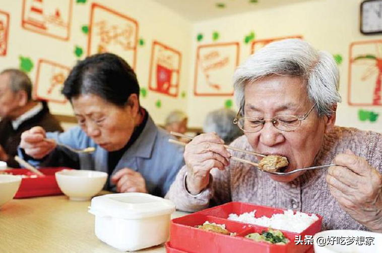 建議中老年人，少吃稀飯和饅頭，多吃這3樣食物，精力充沛一整天