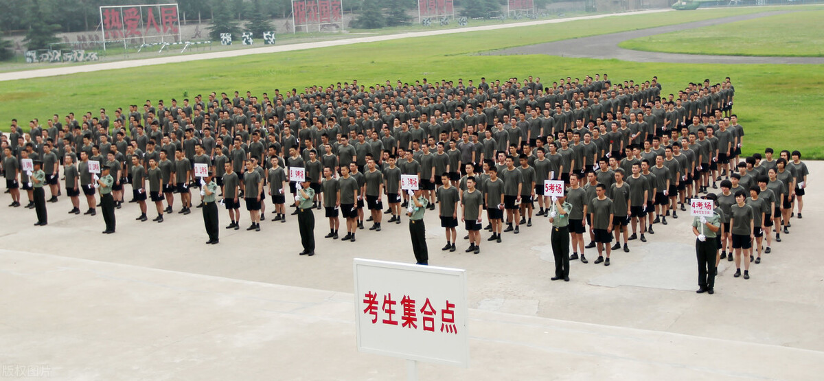 高三学生，成绩过本科线几十分，适合报考军校吗？我建议这样考虑