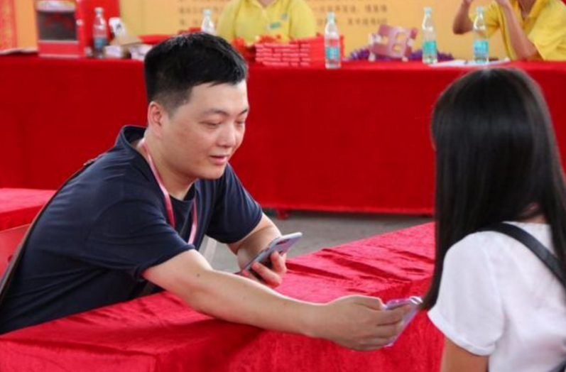 “你会和大专生谈恋爱吗？”婚恋市场学历鄙视链，985已成最底层