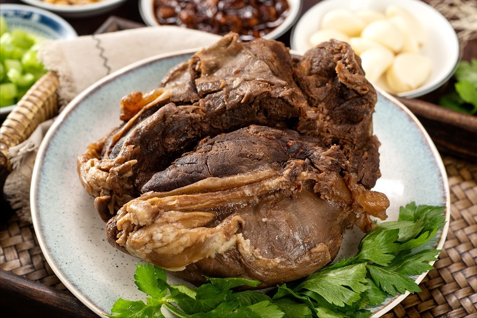 做酱牛肉，牛肉记住别焯水，做好“1腌2泡”，鲜嫩入味不塞牙