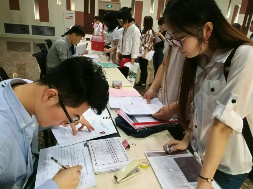 上海一女大学生找工作，被索要“私密照”，公司是这样解释的