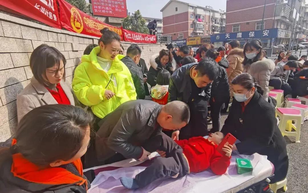 丽轩集团开展关爱脑瘫患儿公益行活动