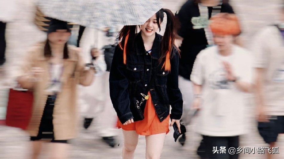 《萌探2》欧阳娜娜COS小丑女 扎红色挑染双马尾可爱