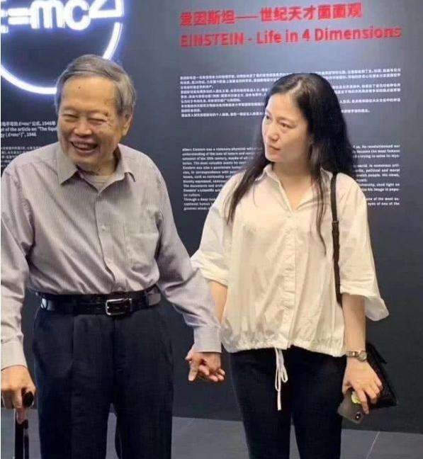 翁帆的第一任丈夫照片(翁帆的前任丈夫照片) - 泉兴百科