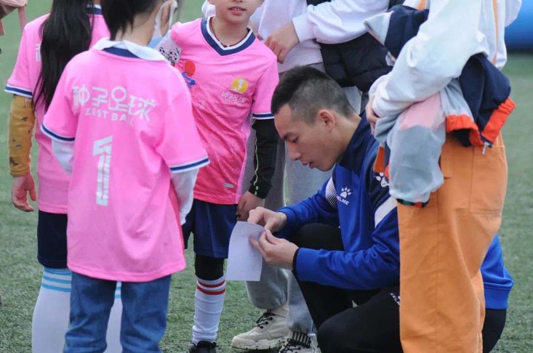 足球什么时候学最好(少年中国 | 从这里，将足球的种子撒到每个幼儿的教育中)