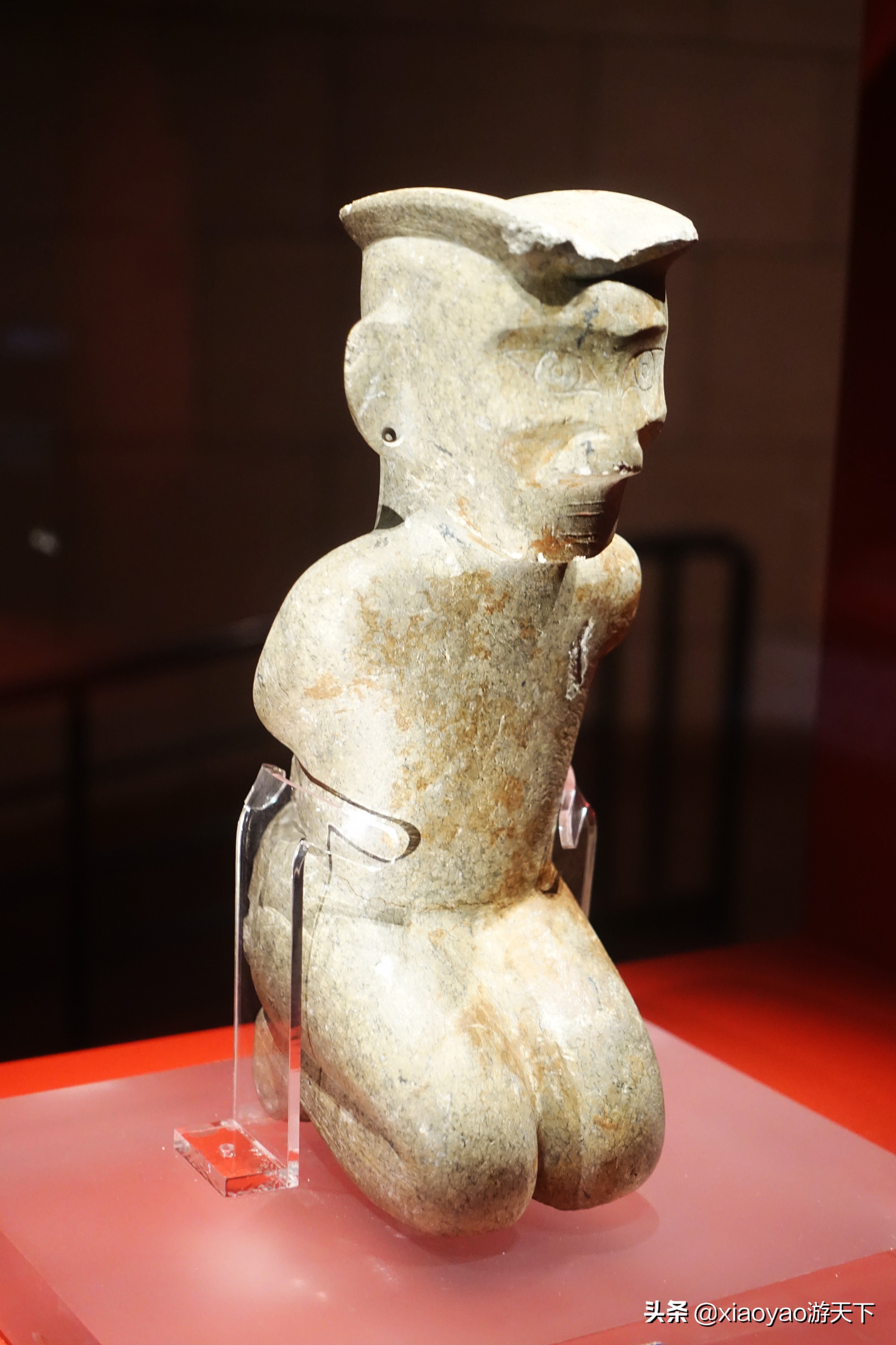 头戴太阳形冠的铜立人，金沙遗址博物馆镇馆之宝
