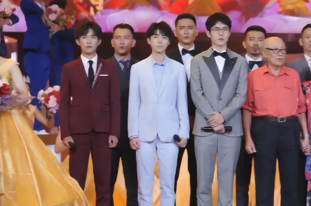 明明有1米8的大高个，但看起来很“矮”的12位男星，个个让人意外