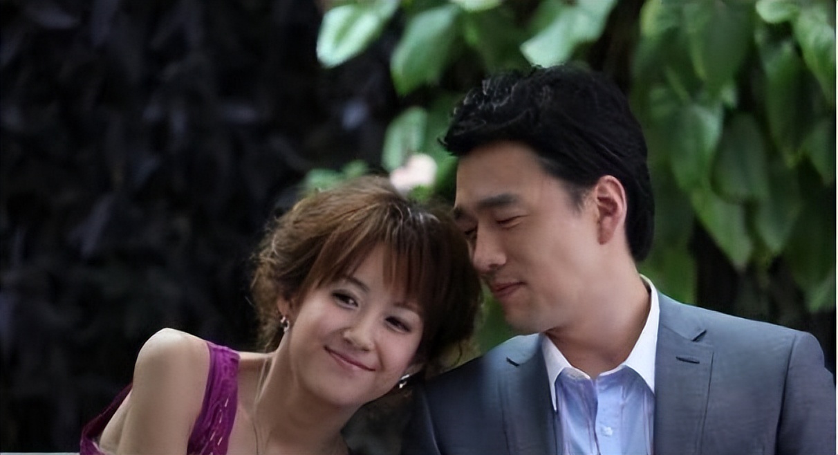 出道28年零绯闻，与青梅竹马初恋结婚，如今一家四口超幸福