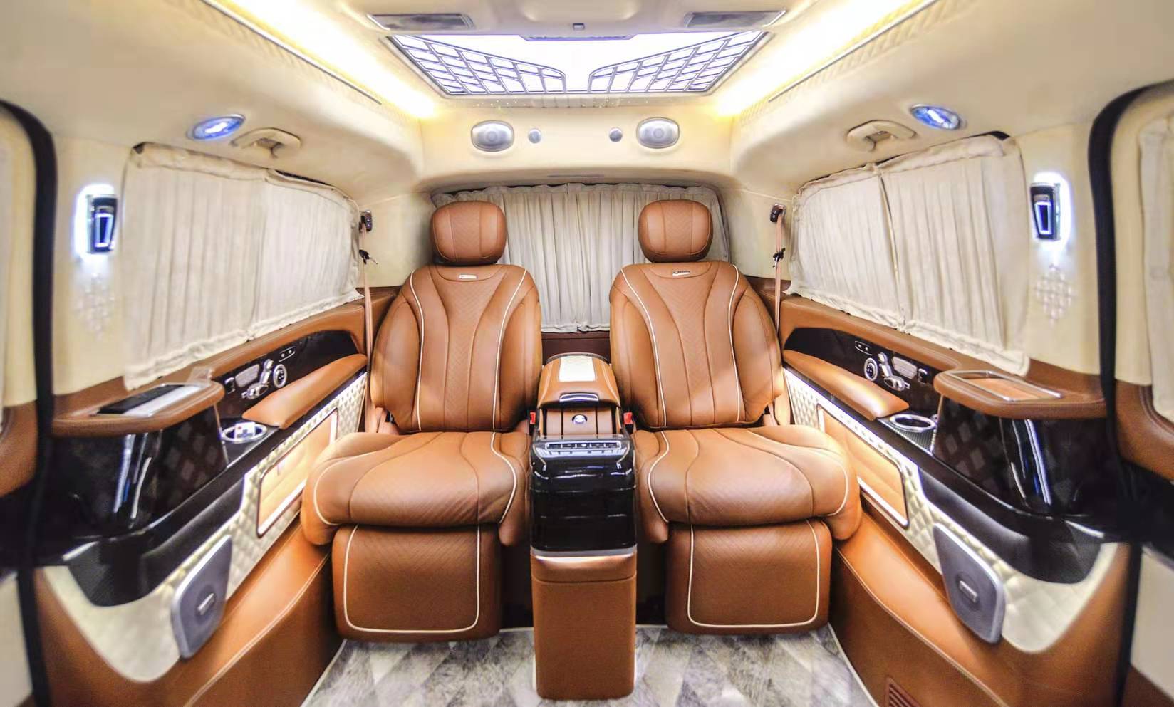 体验奔驰v级旗舰保姆车!头等舱座椅能变床,真比埃尔法更舒服?