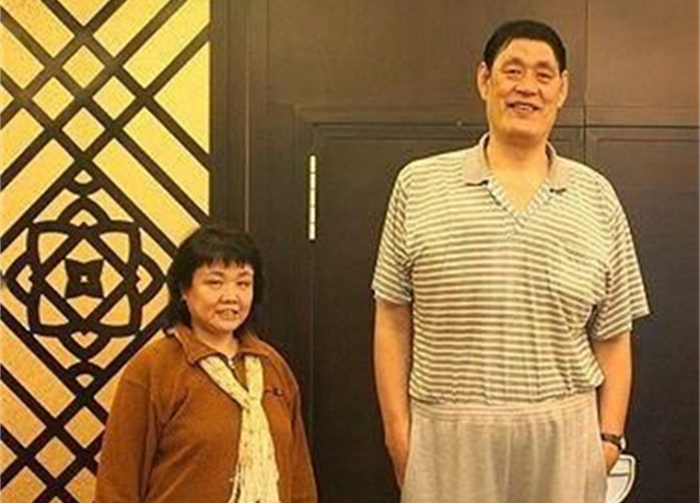 穆铁柱为什么不能去nba(2008年穆铁柱病逝，儿女都是正常身高，都没有继承父亲的事业)