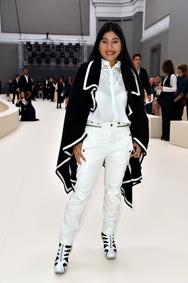 泰国小公主现身巴黎时装周，穿4800英镑连衣裙，造型令人眼前一亮