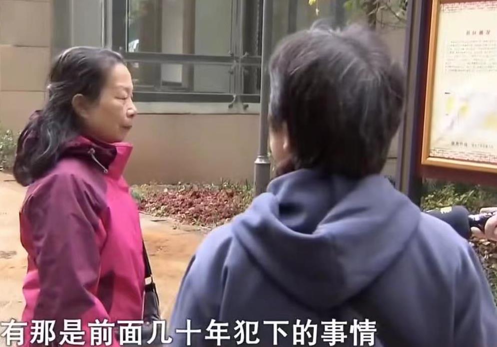 女儿伺候老妈端屎端尿，得知房子过户给了3姐妹哭泣：我想要公平