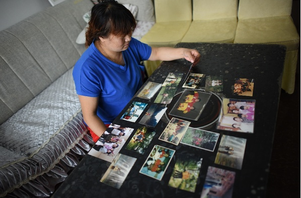 雇主跑路，拿不到工钱的保姆无私抚养两弃女，将她们培养成大学生