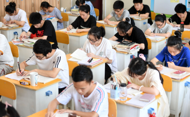 女孩高考考场“神游”，交卷铃响才反应过来，结果考了全校第一