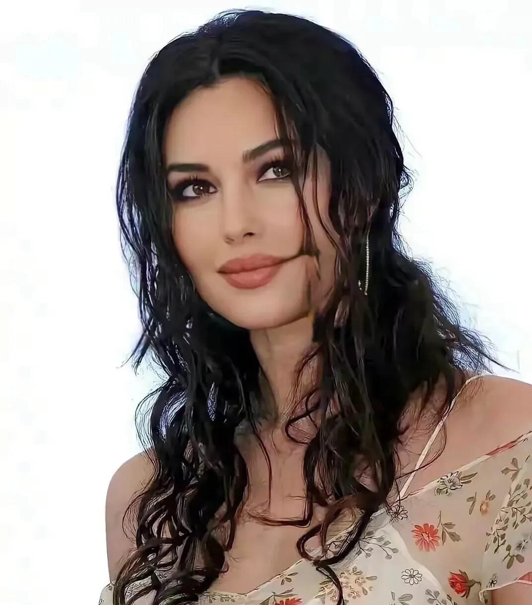 “地球之花”莫妮卡•贝鲁奇