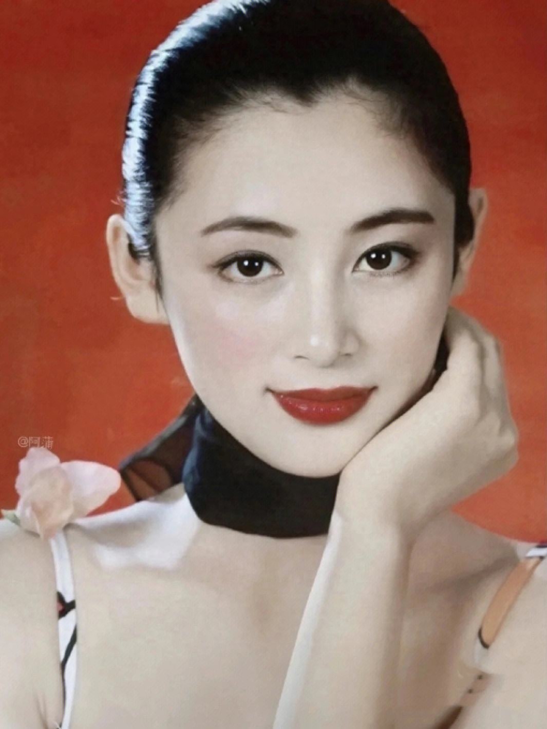 然而,随着年龄的增长,陈红的容颜也开始出现了岁月的痕迹,但她的美丽