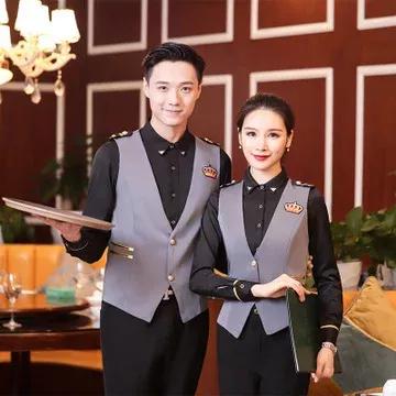 酒店床上為什么要放一塊布，保潔阿姨告訴你答案？