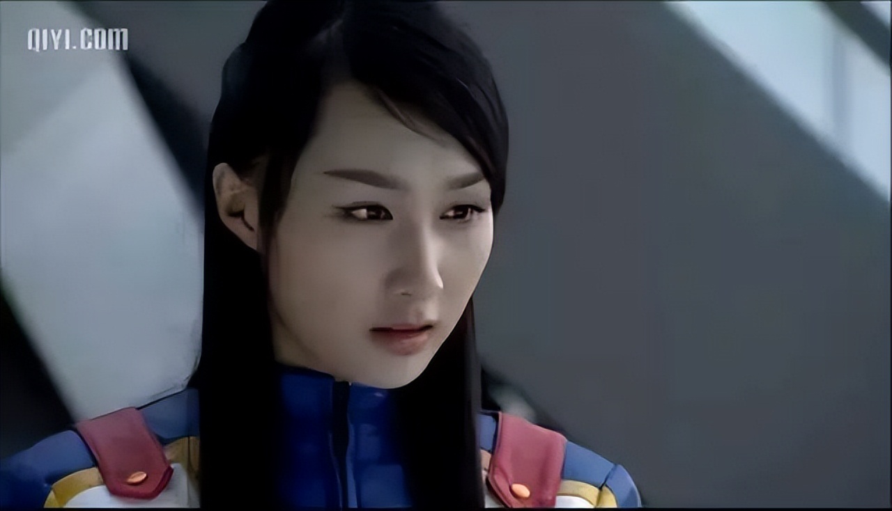 她曾经在真人版的特摄剧《金甲战士》中饰演优玛特救队副队长北极雪