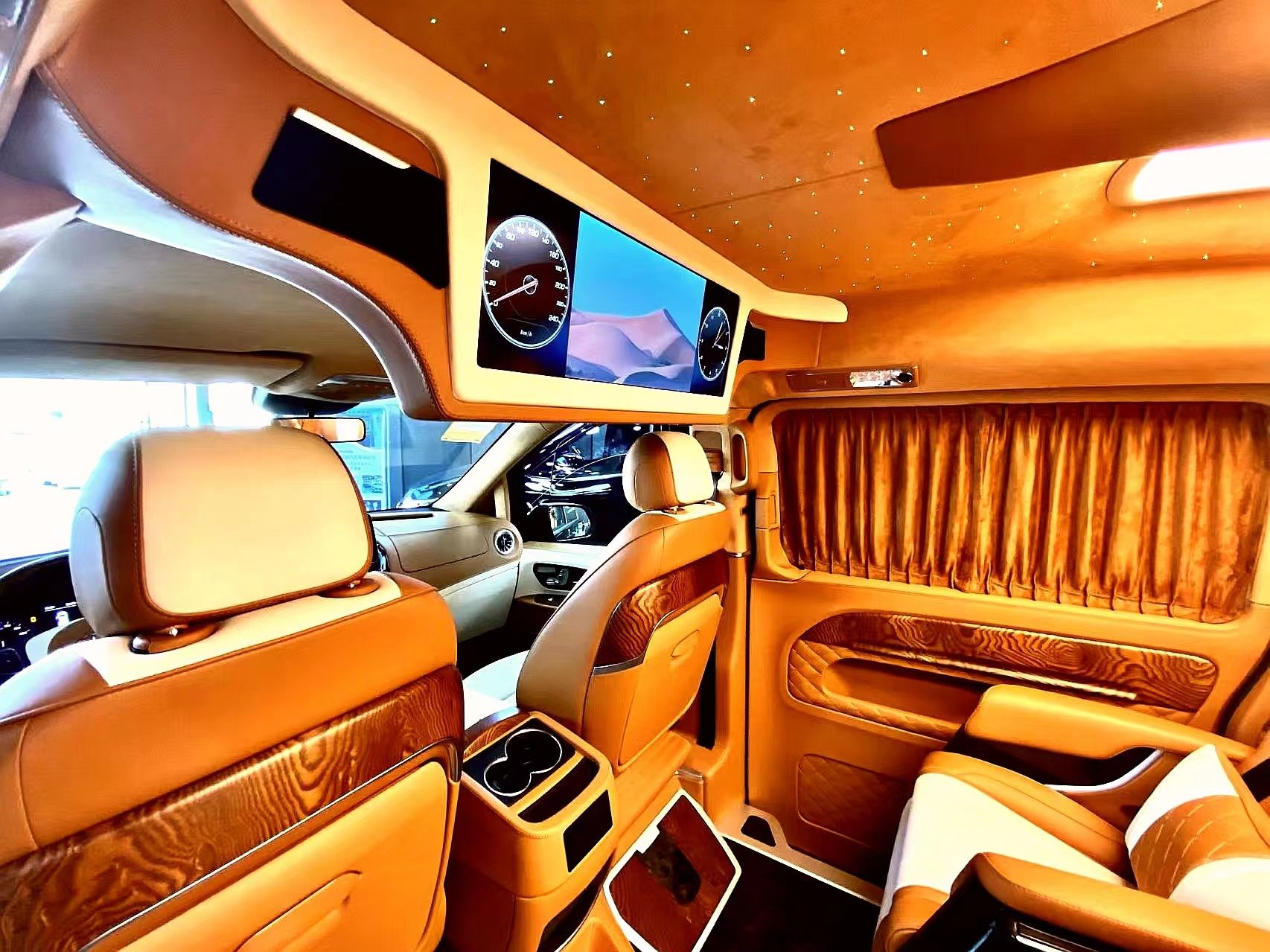 奔驰威霆高顶款“锦绣河山”整车新鲜出炉