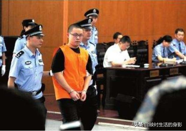 16岁女生在校遭到同学追求，多次表示拒绝后，同学竟将她毁容