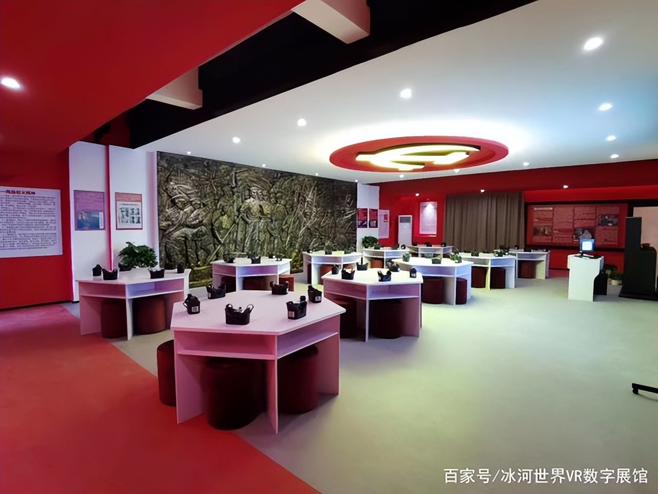 江西水利职业学院引进VR党建一体机