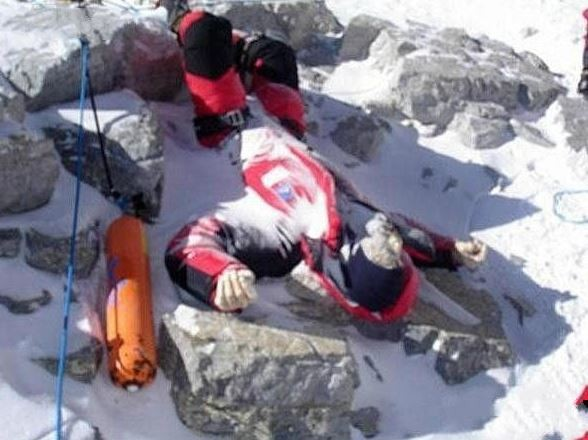 珠穆朗玛峰著名的遗骸"绿靴子",死亡20多年,为何无人敢安葬?