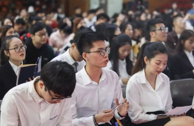 大学生毕业后“啃老”，父母无奈：早知道如此，就不供他上大学了