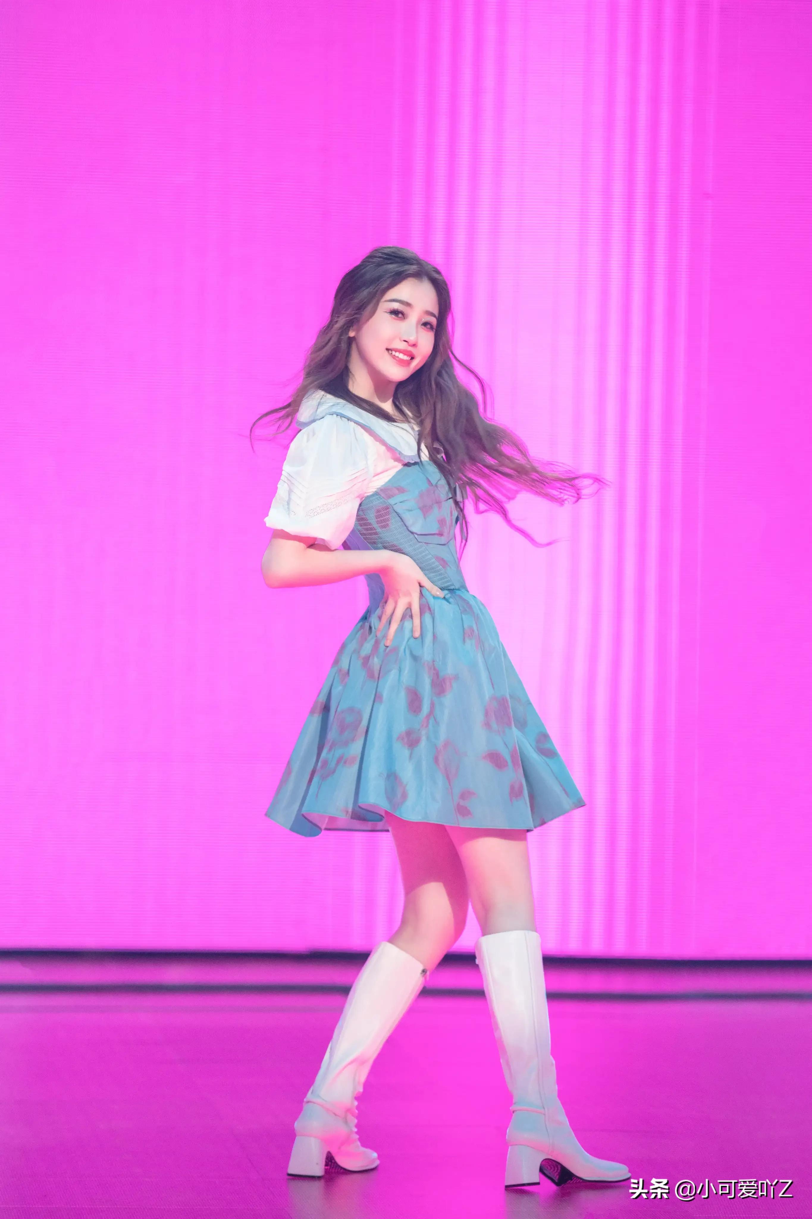 虞书欣，美人鱼造型，沙滩草裙，闪光在舞台上